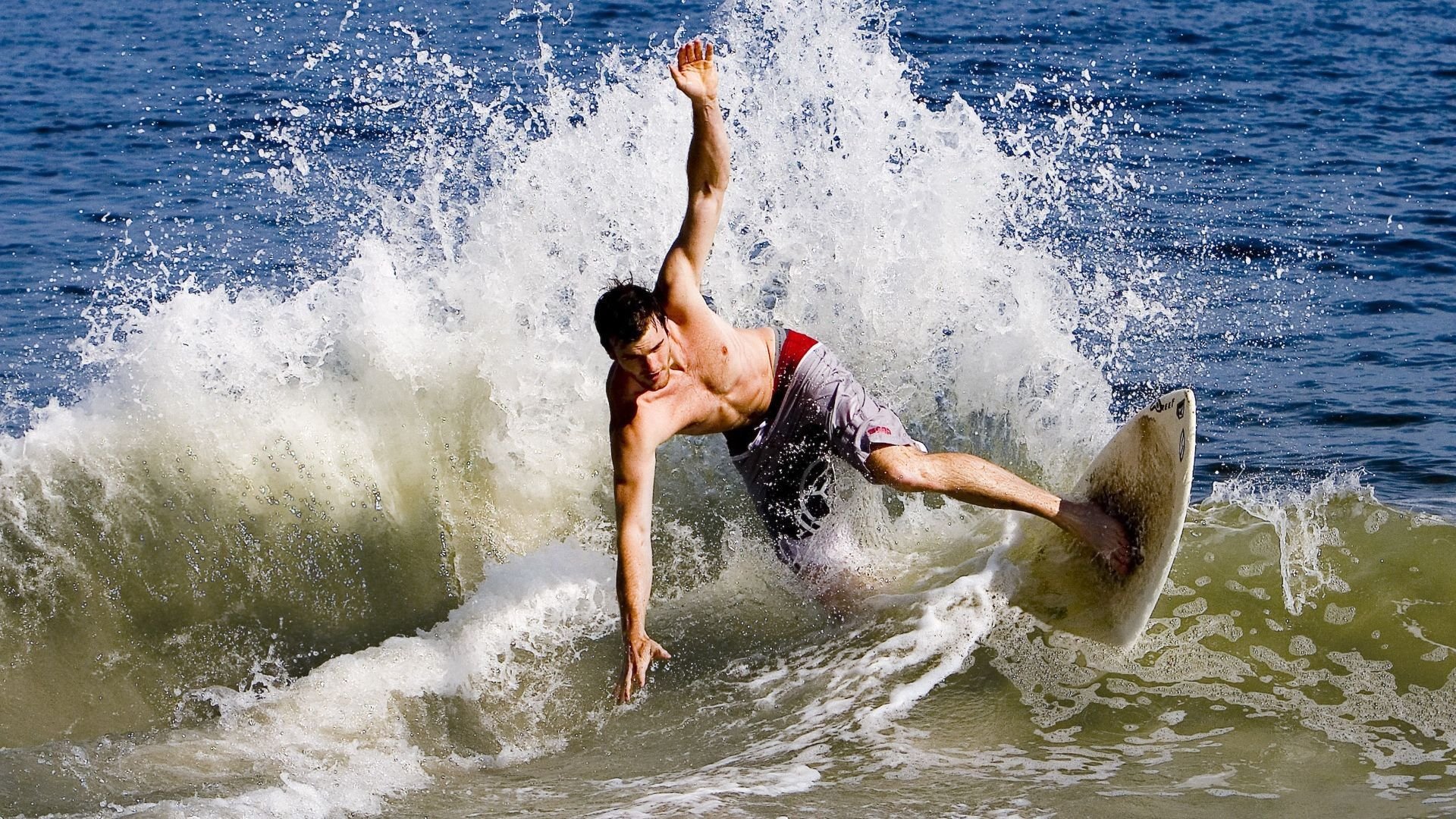 库兹马诺维奇在巴黎奥运会手球比赛中展现出出色的指挥能力，库兹马出任首发